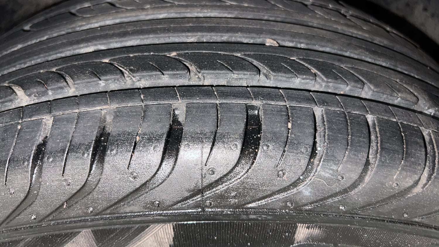 Used 2014 Volkswagen Polo Highline1.2L (P) Petrol Manual tyres LEFT REAR TYRE TREAD VIEW