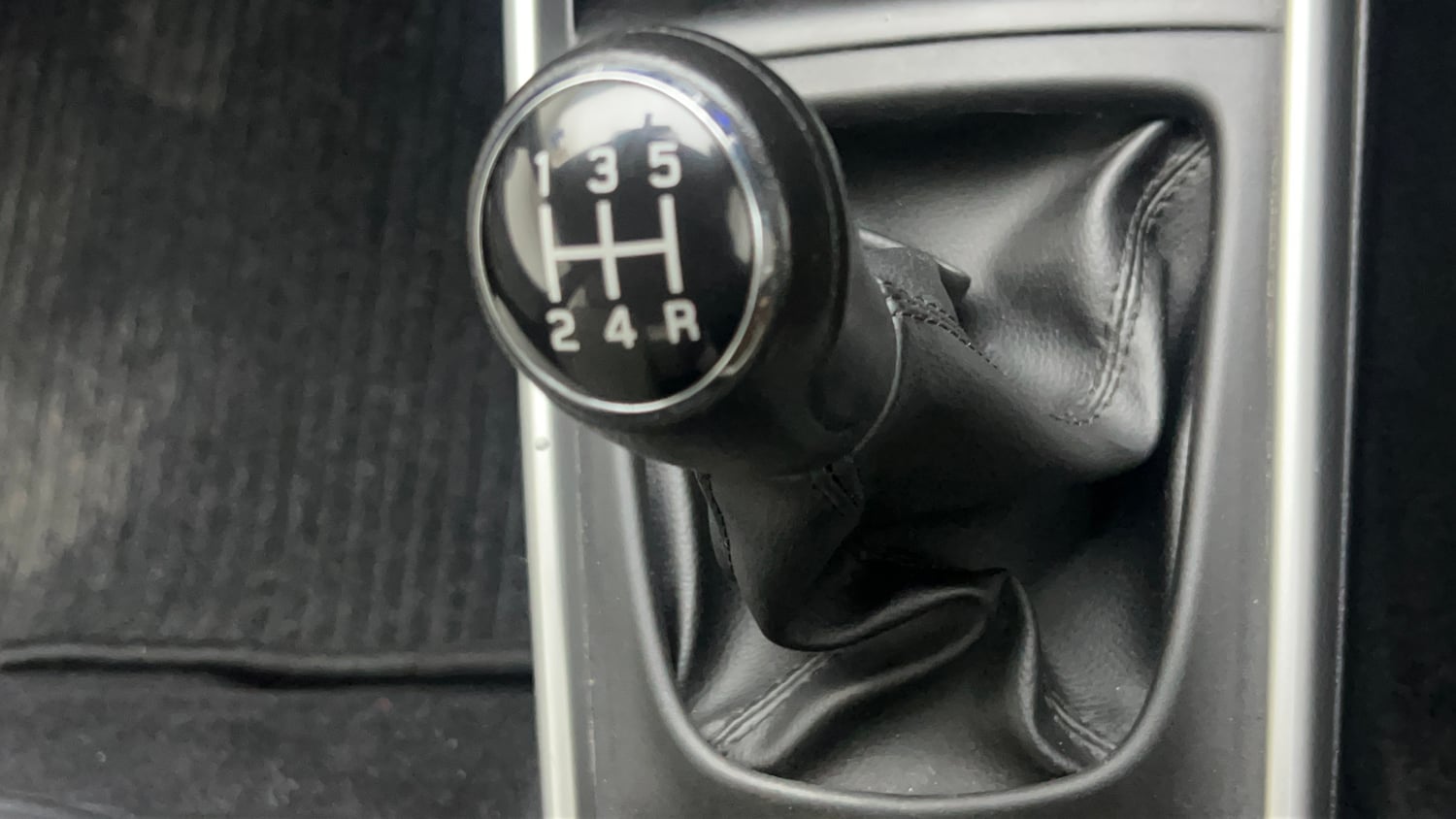 Used 2018 Maruti Suzuki Baleno Delta 1.2 Petrol Manual interior GEAR  KNOB VIEW