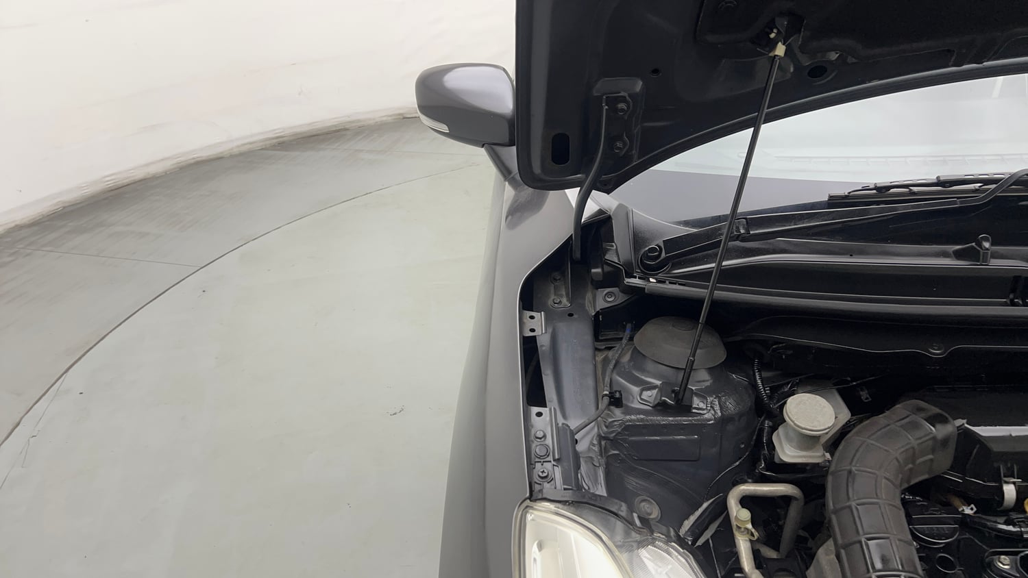 Used 2018 Maruti Suzuki Baleno Delta 1.2 Petrol Manual engine ENGINE RIGHT SIDE HINGE & APRON VIEW