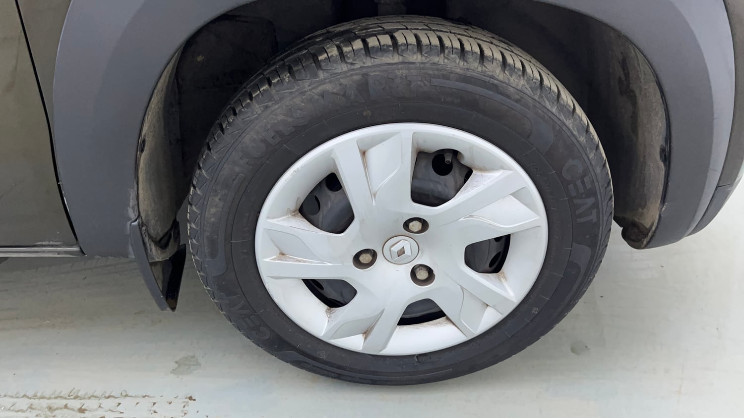 Used 2022 Renault Kwid RXT 1.0 AMT Petrol Automatic tyres RIGHT FRONT TYRE RIM VIEW