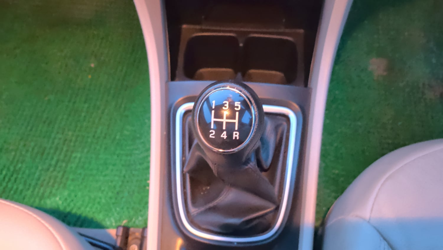 Used 2019 Maruti Suzuki Ciaz Alpha Hybrid 1.5 Petrol Manual interior GEAR  KNOB VIEW