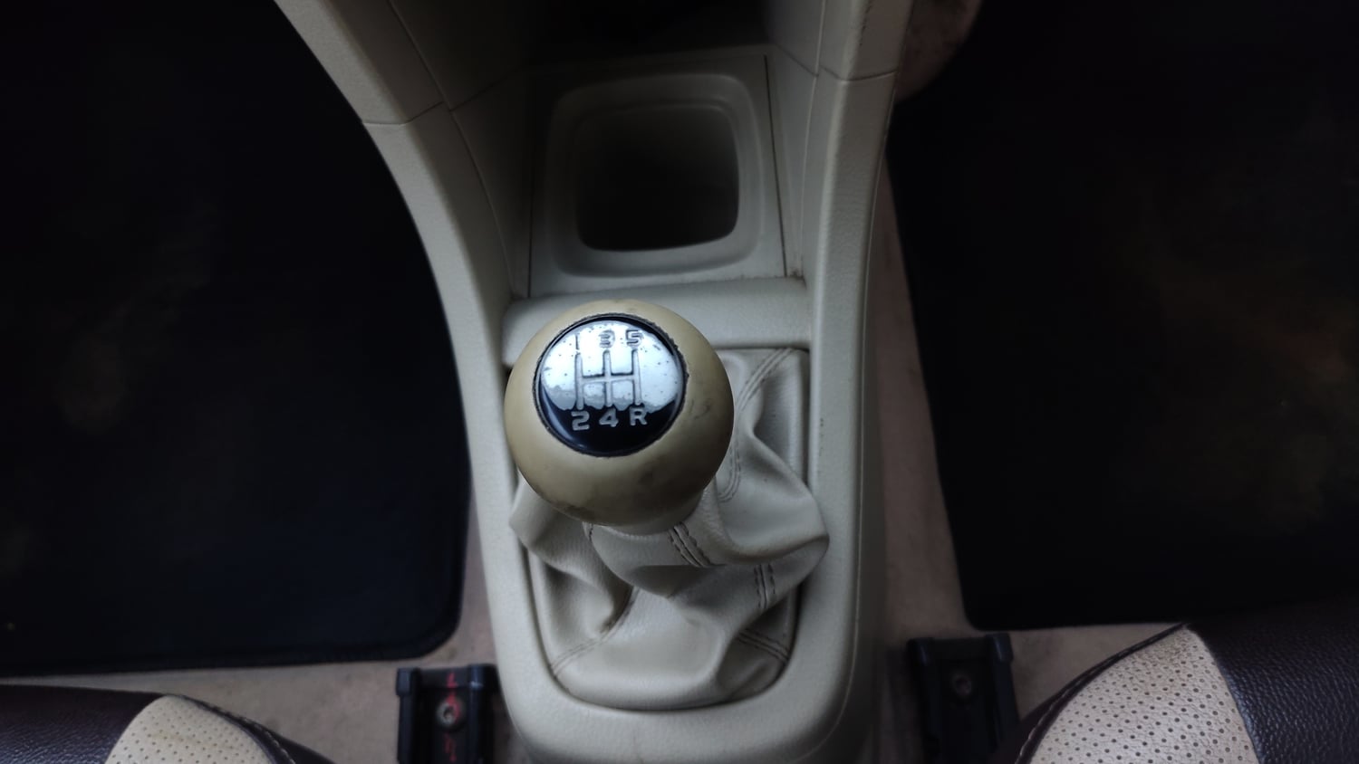 Used 2014 Maruti Suzuki Swift Dzire VXI Petrol Manual interior GEAR  KNOB VIEW