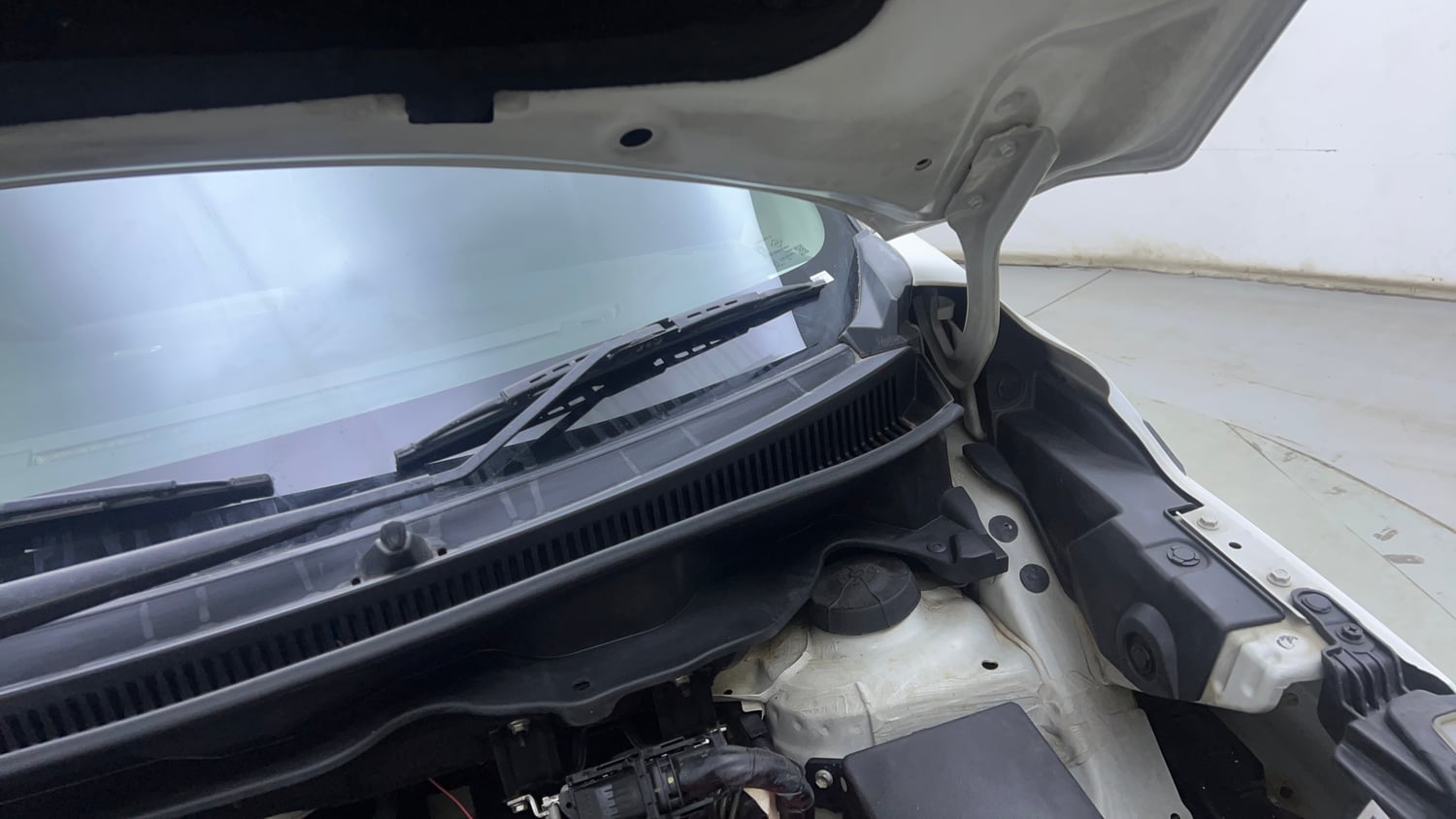 Used 2022 Maruti Suzuki XL6 Alpha AT Petrol Petrol Automatic engine ENGINE LEFT SIDE HINGE & APRON VIEW