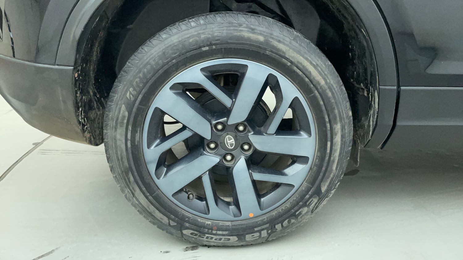 Used 2022 Tata Harrier XZ Plus Dark Edition Diesel Manual tyres RIGHT REAR TYRE RIM VIEW