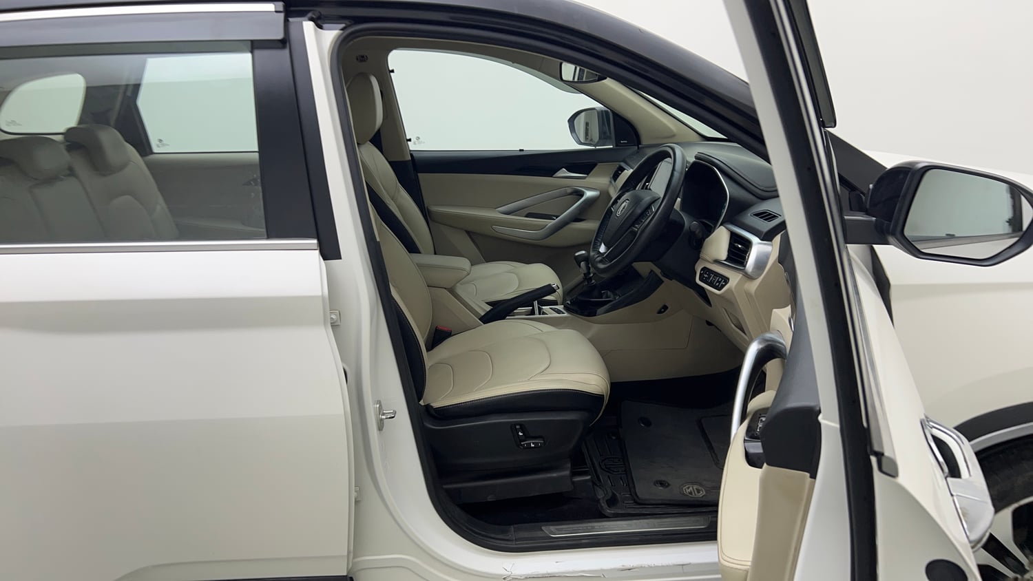 Used 2021 MG Motors Hector Sharp 1.5 Petrol Turbo Hybrid MT Dual Tone Hybrid Manual interior RIGHT SIDE FRONT DOOR CABIN VIEW