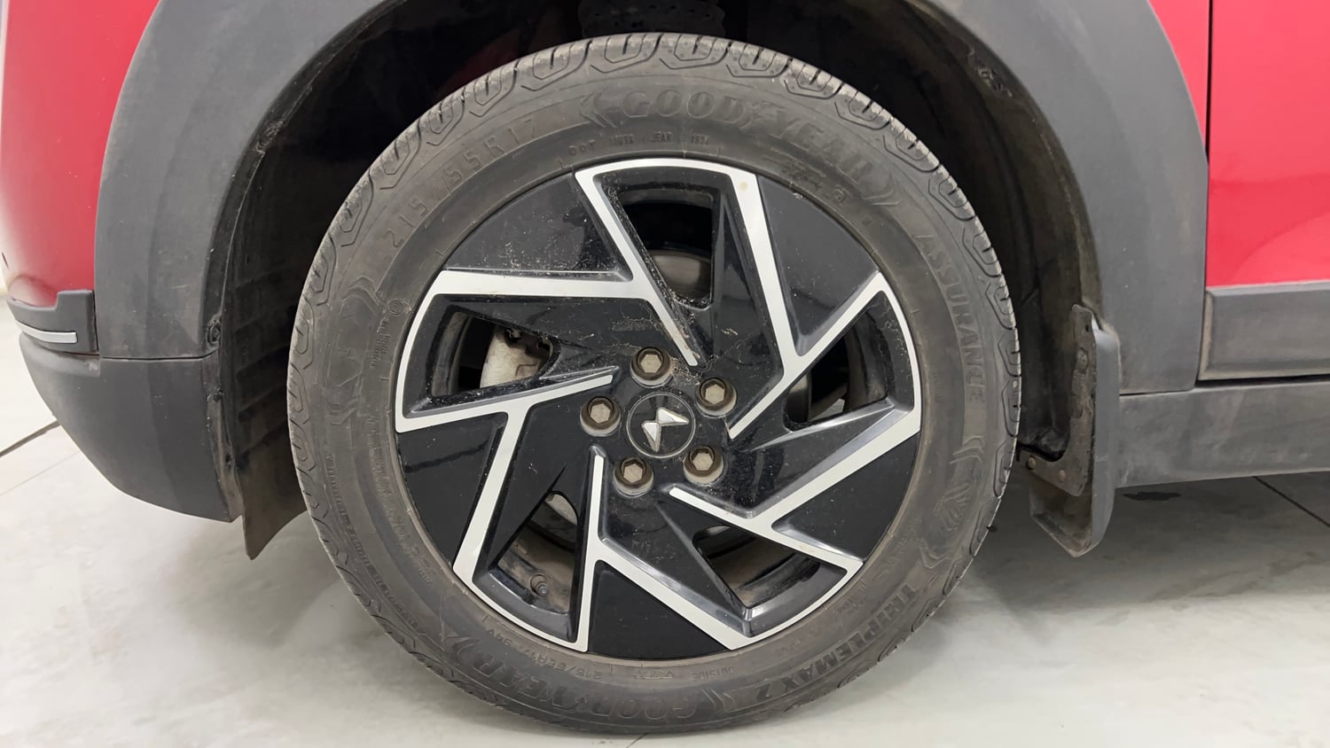 Used 2024 Mahindra XUV 3XO AX7 1.2 Petrol AT Petrol Automatic tyres LEFT FRONT TYRE RIM VIEW