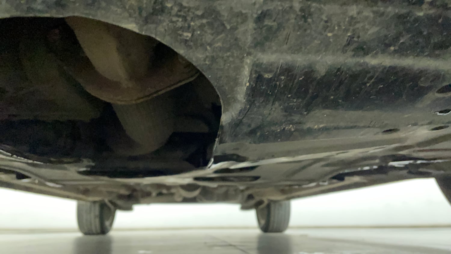 Used 2022 Mahindra XUV 300 W8 (O) 1.5 Diesel AMT Diesel Automatic extra FRONT LEFT UNDERBODY VIEW