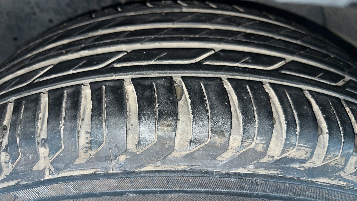 Used 2019 Jeep Compass Longitude (O) 1.4 Petrol AT Petrol Automatic tyres RIGHT FRONT TYRE TREAD VIEW