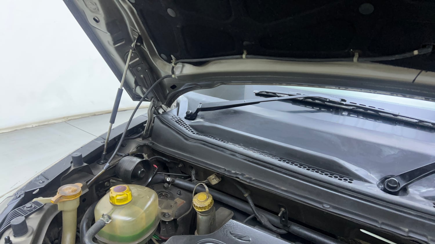 Used 2016 Mahindra KUV100 K6+ 6 STR Petrol Manual engine ENGINE RIGHT SIDE HINGE & APRON VIEW