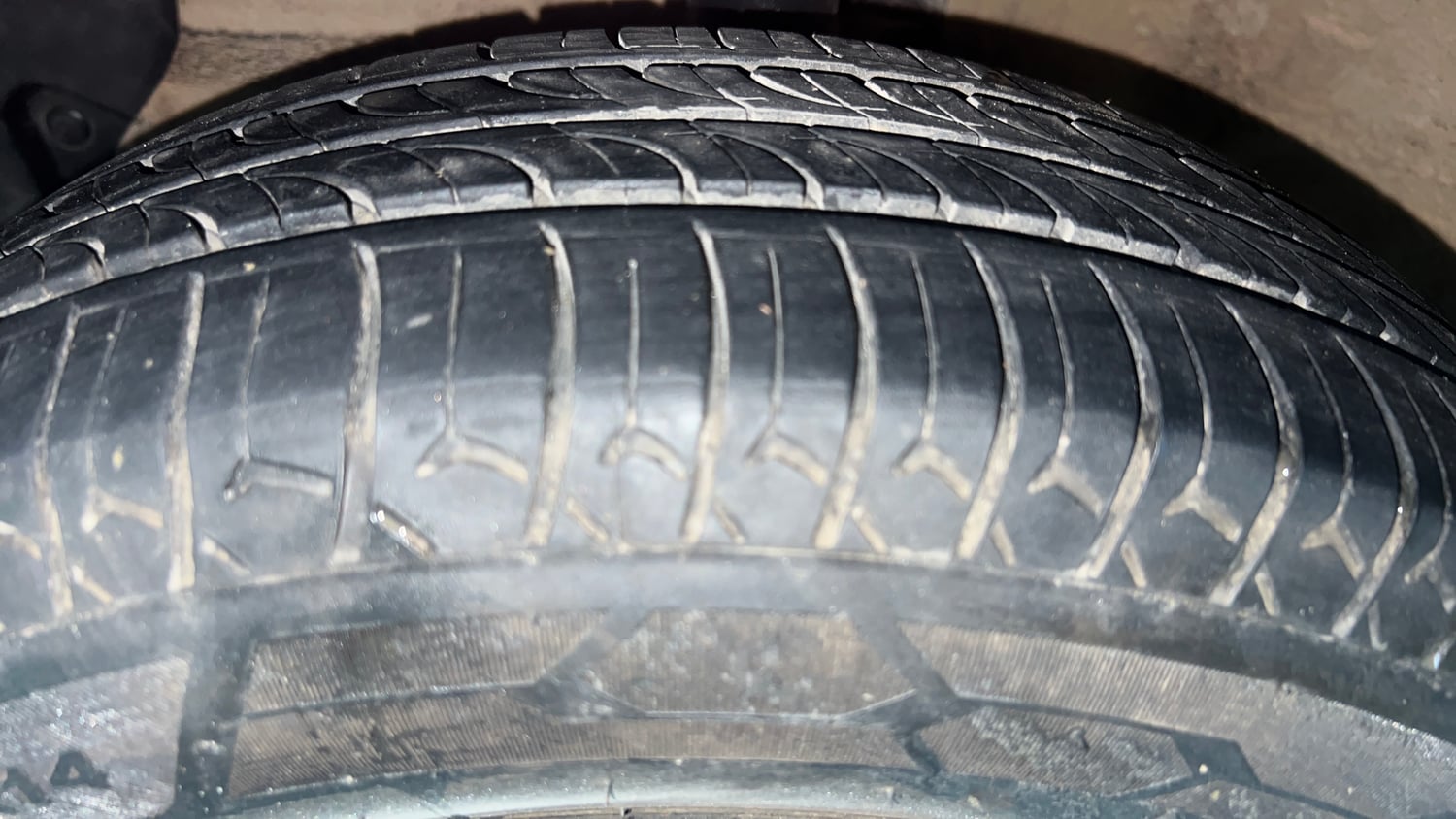 Used 2013 Hyundai Grand i10 Sportz 1.2 Kappa VTVT Petrol Manual tyres LEFT FRONT TYRE TREAD VIEW
