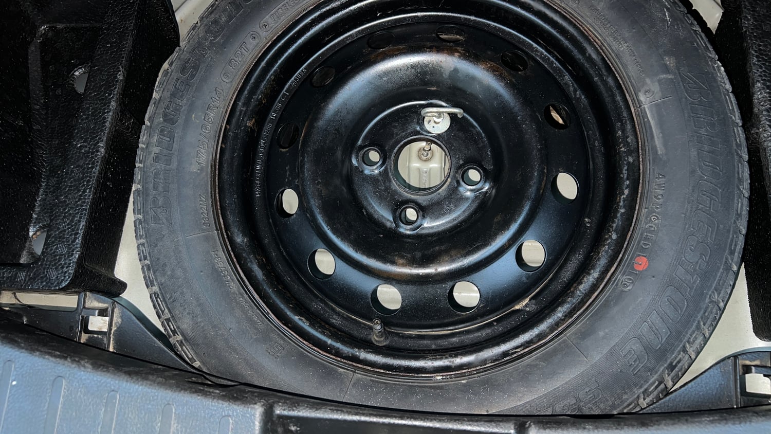 Used 2016 Maruti Suzuki Wagon R 1.0 VXI AMT Petrol Automatic tyres SPARE TYRE VIEW