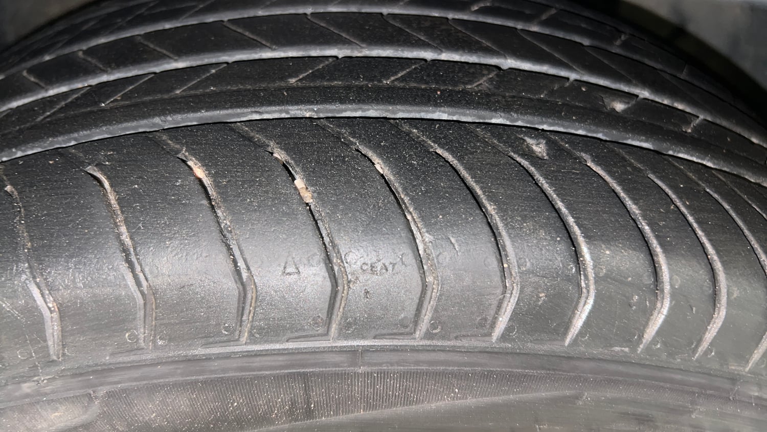 Used 2023 Volkswagen Taigun Topline 1.0 TSI AT Petrol Automatic tyres RIGHT FRONT TYRE TREAD VIEW