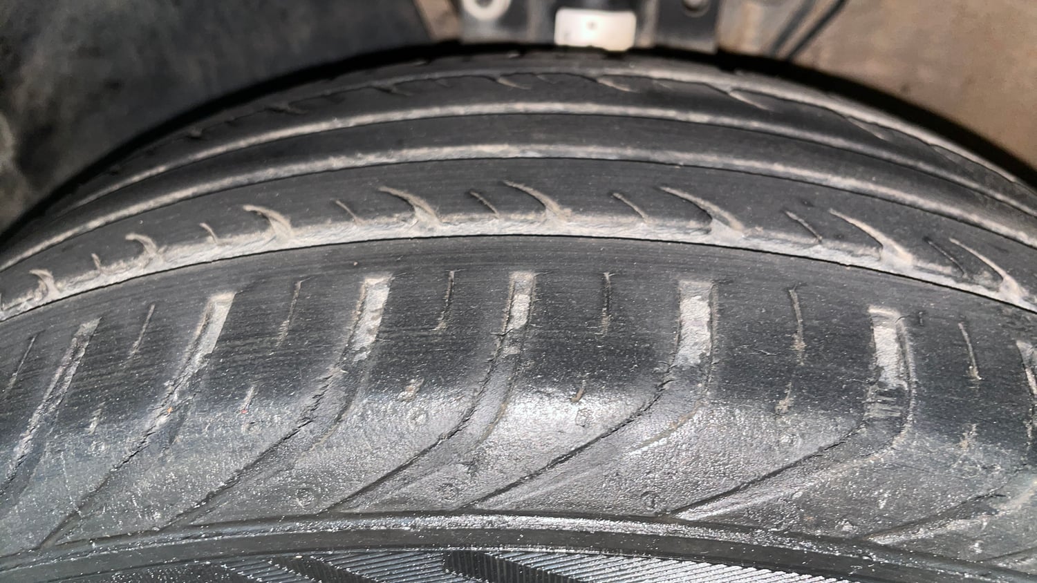 Used 2016 Volkswagen Polo Comfortline 1.2L (P) Petrol Manual tyres LEFT FRONT TYRE TREAD VIEW