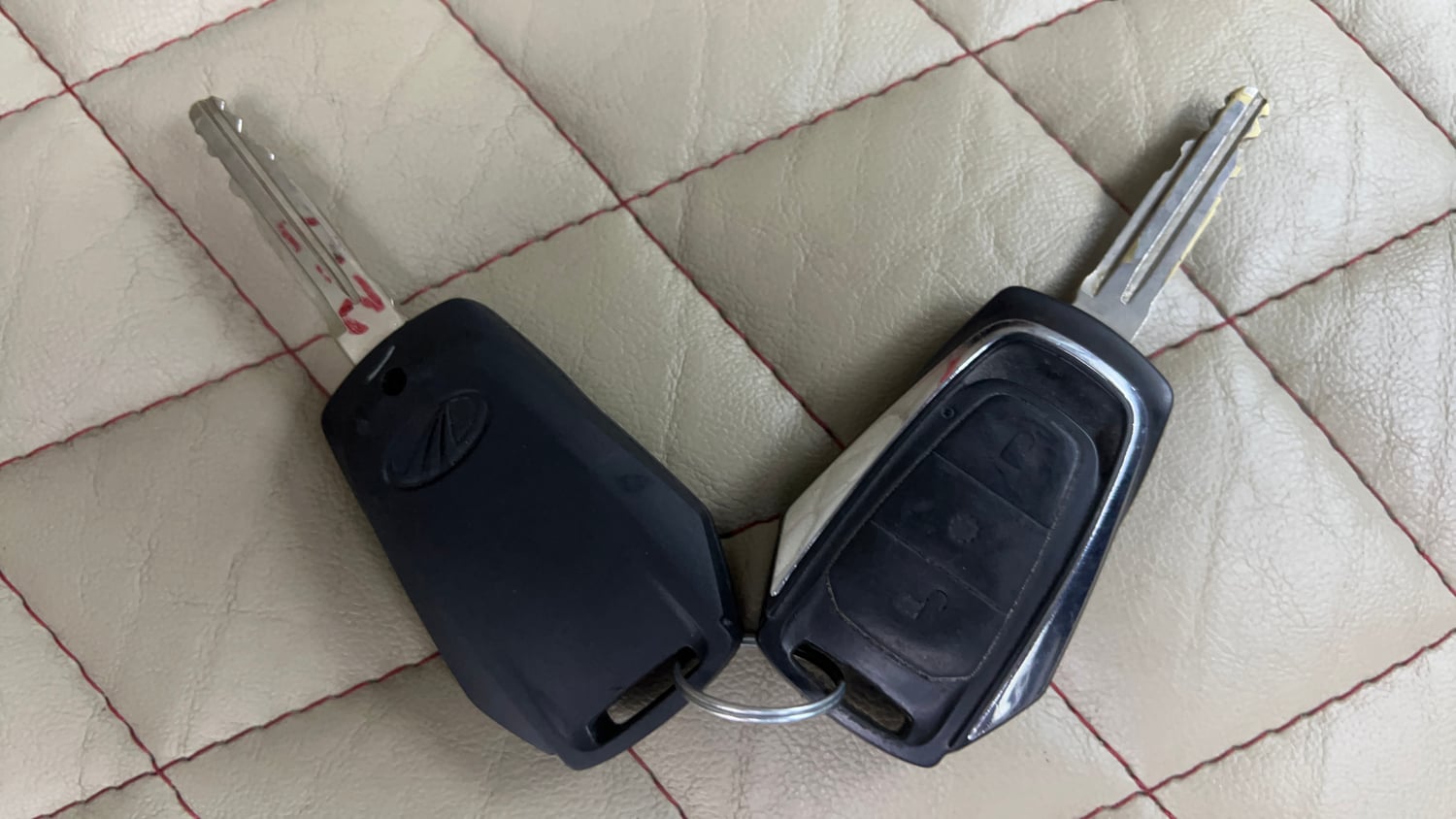 Used 2016 Mahindra KUV100 K6+ 6 STR Petrol Manual extra CAR KEY VIEW