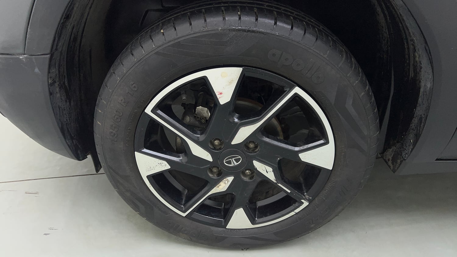 Used 2023 Tata Punch Accomplished Dazzle Pack MT Petrol Manual tyres LEFT FRONT TYRE RIM VIEW
