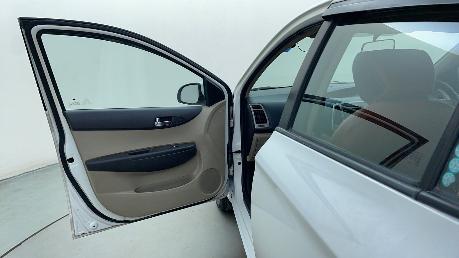 Used 2013 Hyundai i20 Magna (O) 1.2 Petrol Manual interior LEFT FRONT DOOR OPEN VIEW