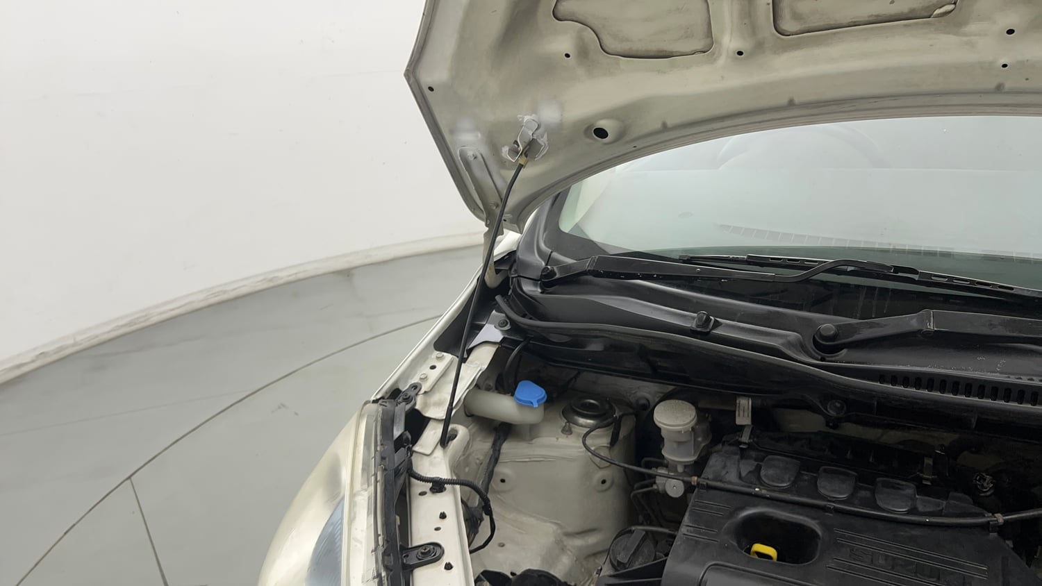Used 2015 Maruti Suzuki Wagon R VXI Petrol Manual engine ENGINE RIGHT SIDE HINGE & APRON VIEW