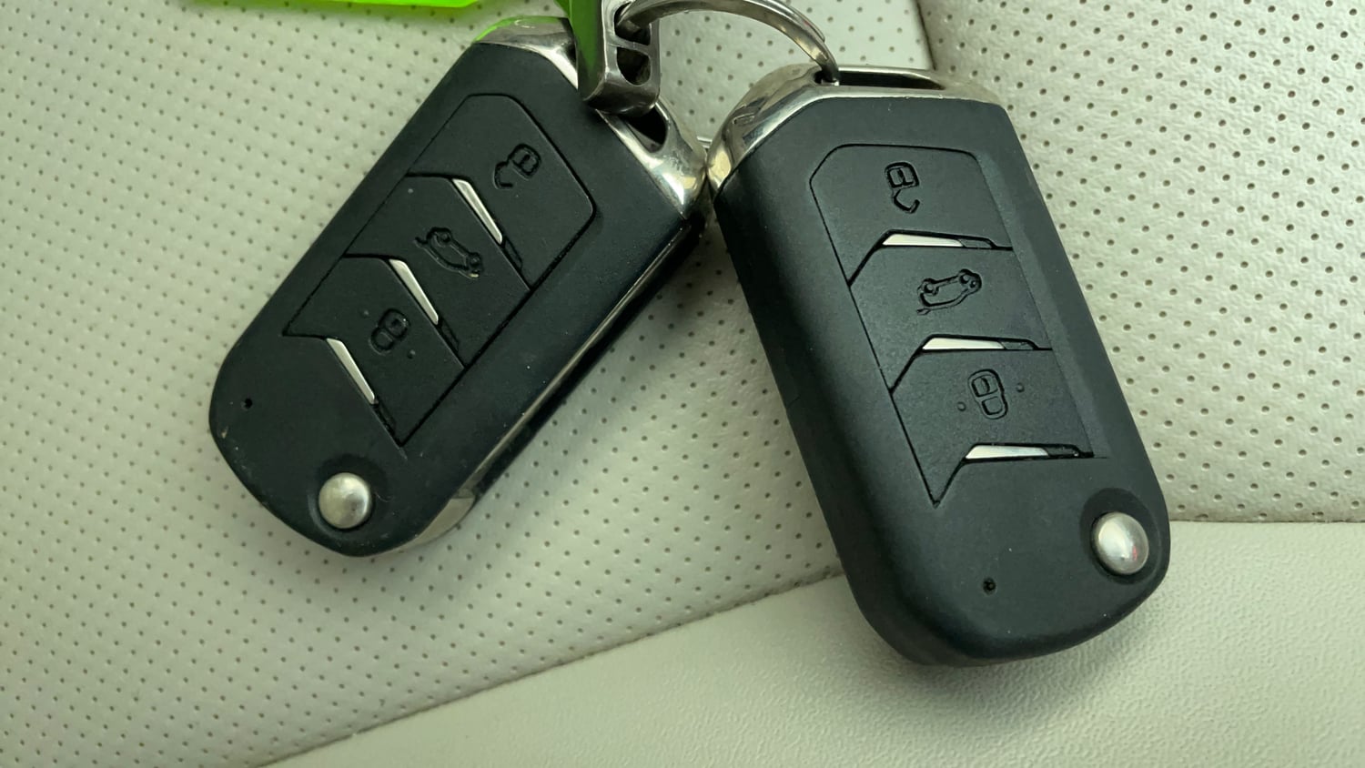 Used 2022 Mahindra XUV 300 W8 (O) 1.5 Diesel AMT Diesel Automatic extra CAR KEY VIEW