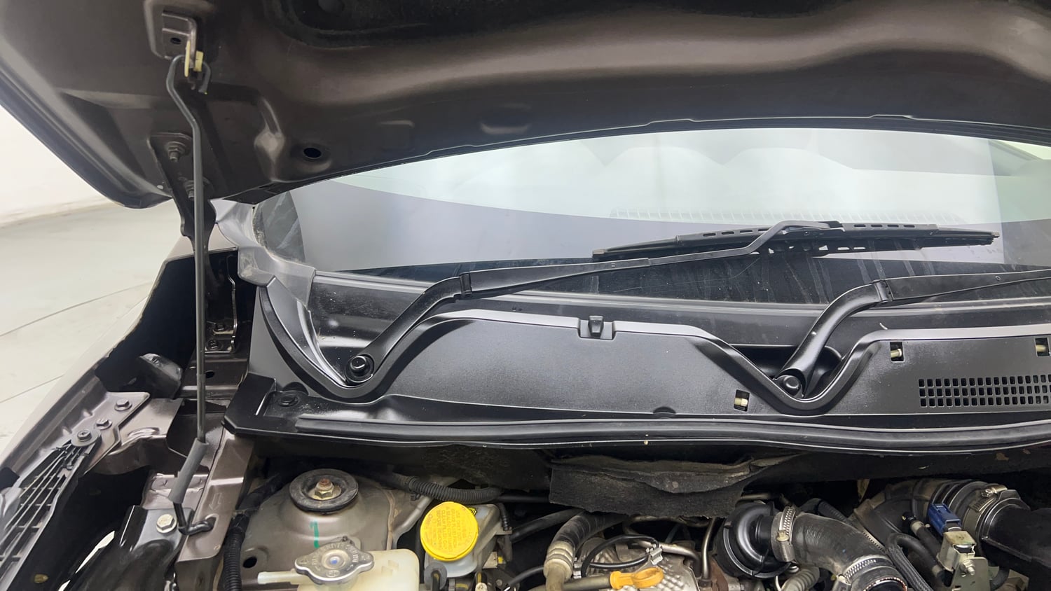 Used 2021 Nissan Magnite XV Turbo Petrol Manual engine ENGINE RIGHT SIDE HINGE & APRON VIEW