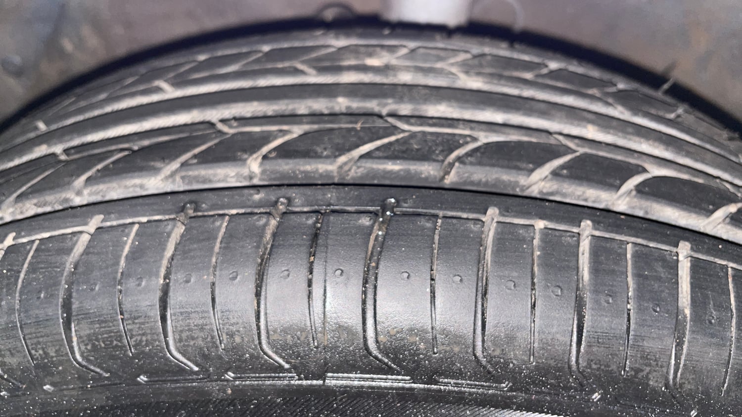 Used 2013 Hyundai i20 Magna (O) 1.2 Petrol Manual tyres LEFT FRONT TYRE TREAD VIEW