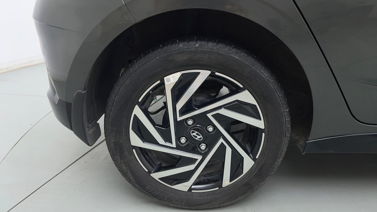 Used 2024 Hyundai New i20 Sportz 1.2 IVT Petrol Automatic tyres RIGHT REAR TYRE RIM VIEW