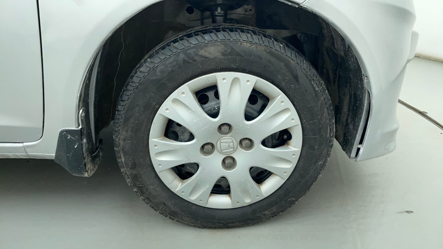 Used 2014 Honda Amaze 1.2 S i-VTEC Petrol Manual tyres RIGHT FRONT TYRE RIM VIEW