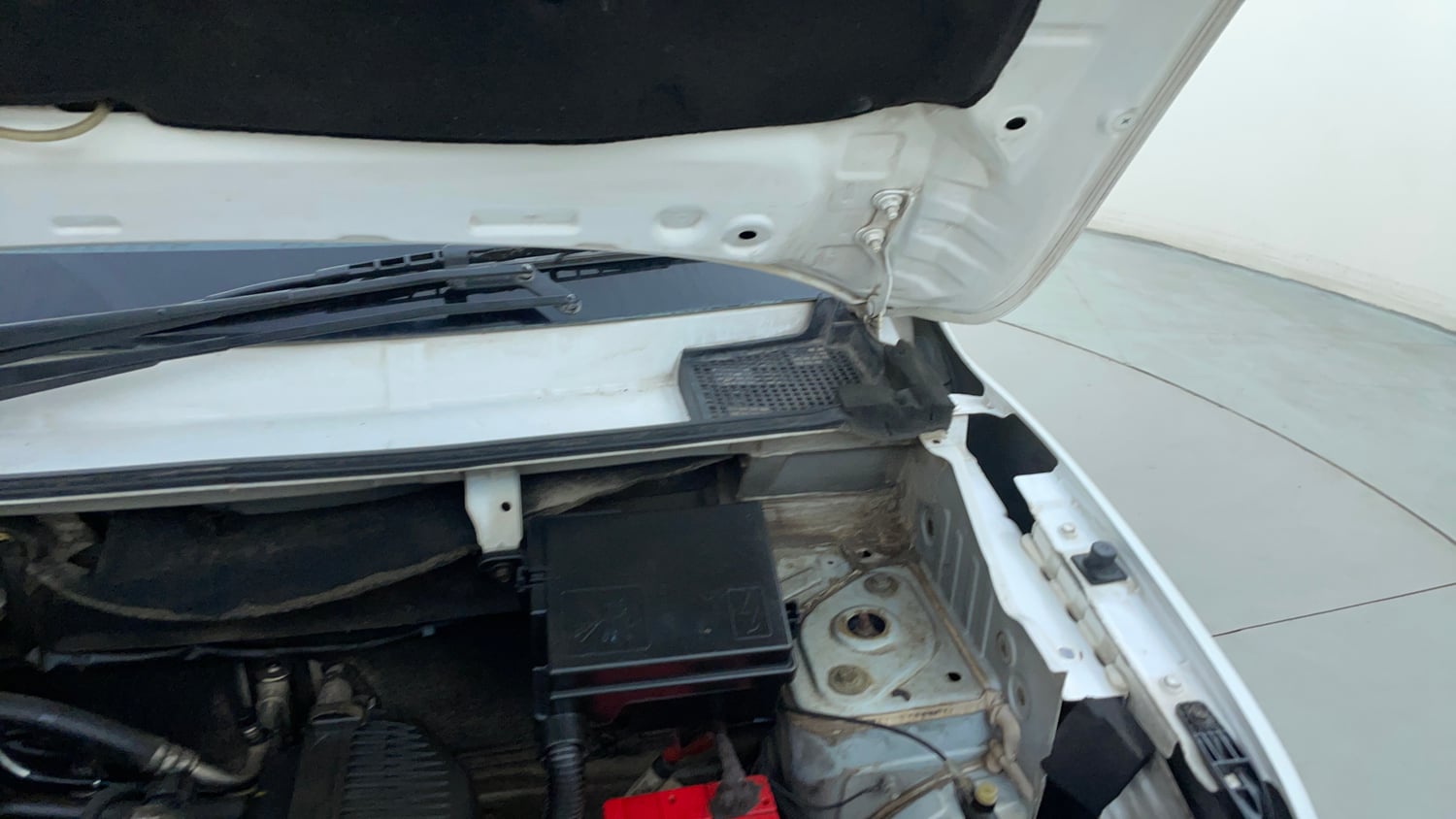 Used 2018 Renault Kwid 1.0 RXL Petrol Manual engine ENGINE LEFT SIDE HINGE & APRON VIEW