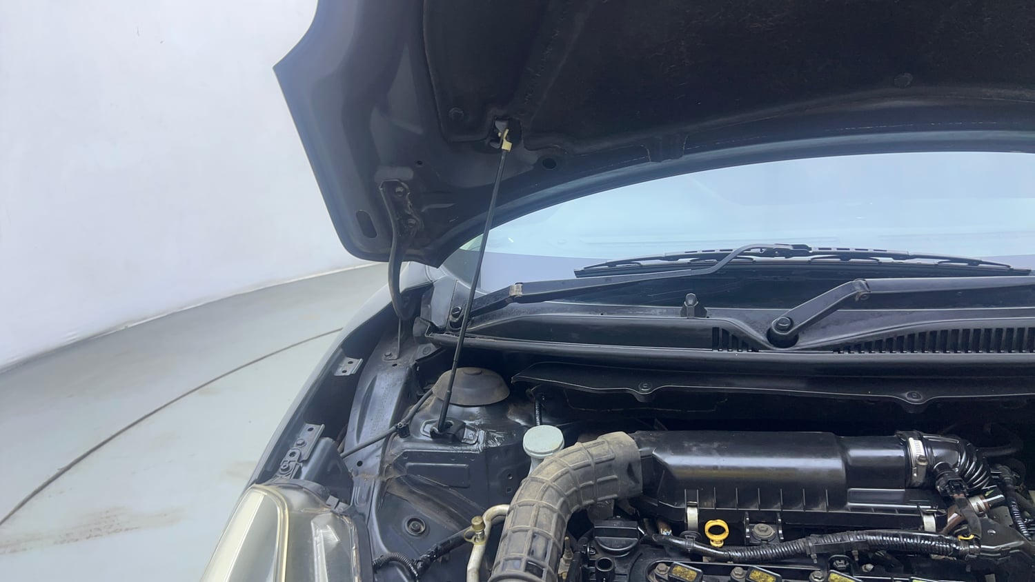 Used 2019 Maruti Suzuki Baleno Alpha 1.2 Petrol Manual engine ENGINE RIGHT SIDE HINGE & APRON VIEW