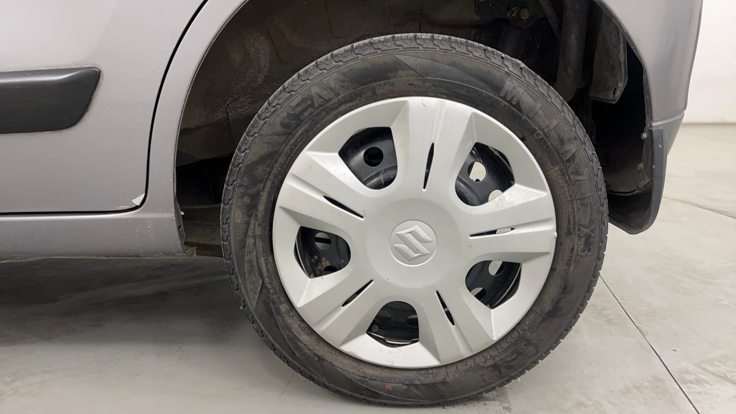 Used 2013 Maruti Suzuki Wagon R VXI Petrol Manual tyres LEFT REAR TYRE RIM VIEW