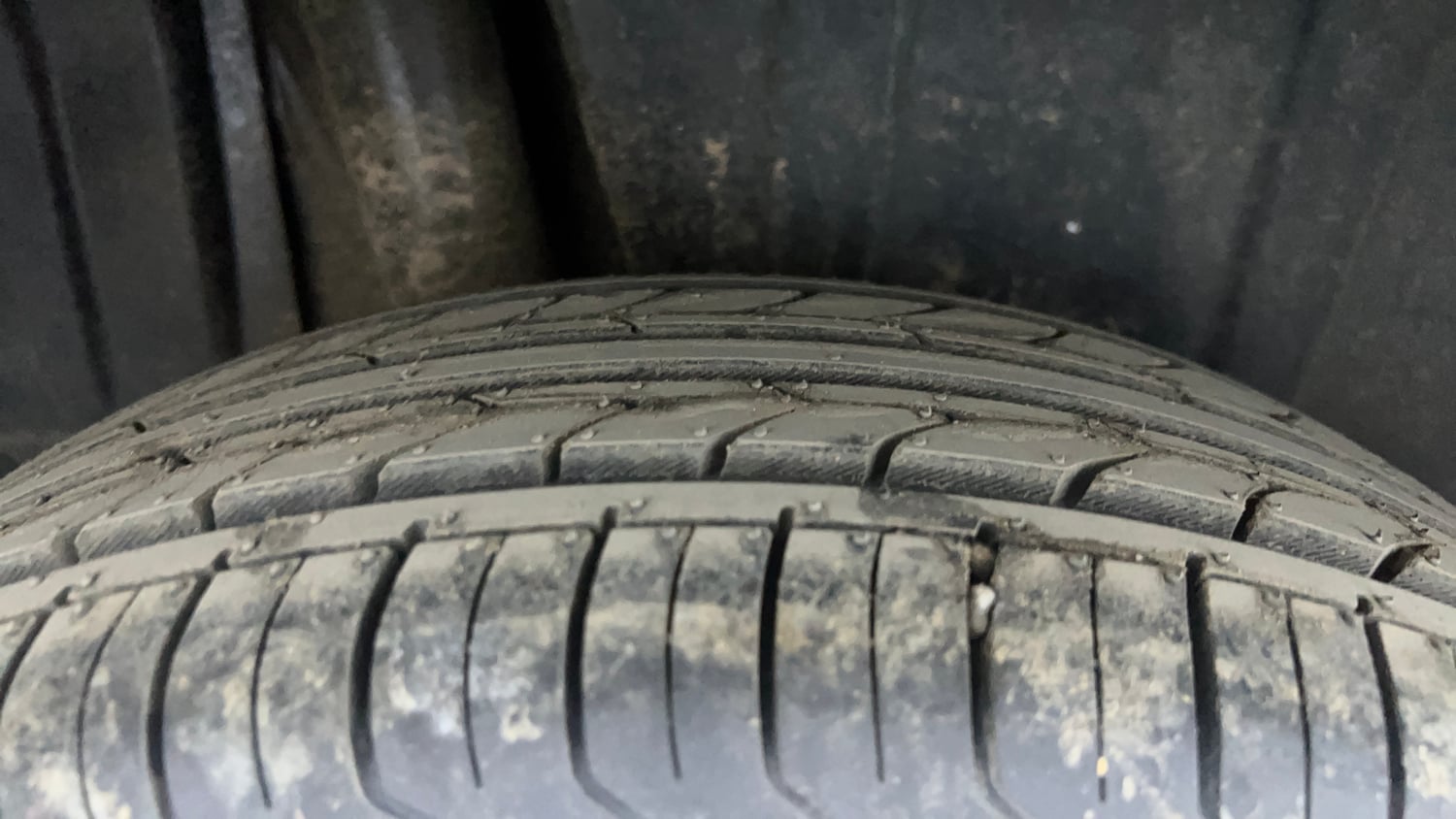 Used 2022 Maruti Suzuki XL6 Alpha AT Petrol Petrol Automatic tyres RIGHT REAR TYRE TREAD VIEW