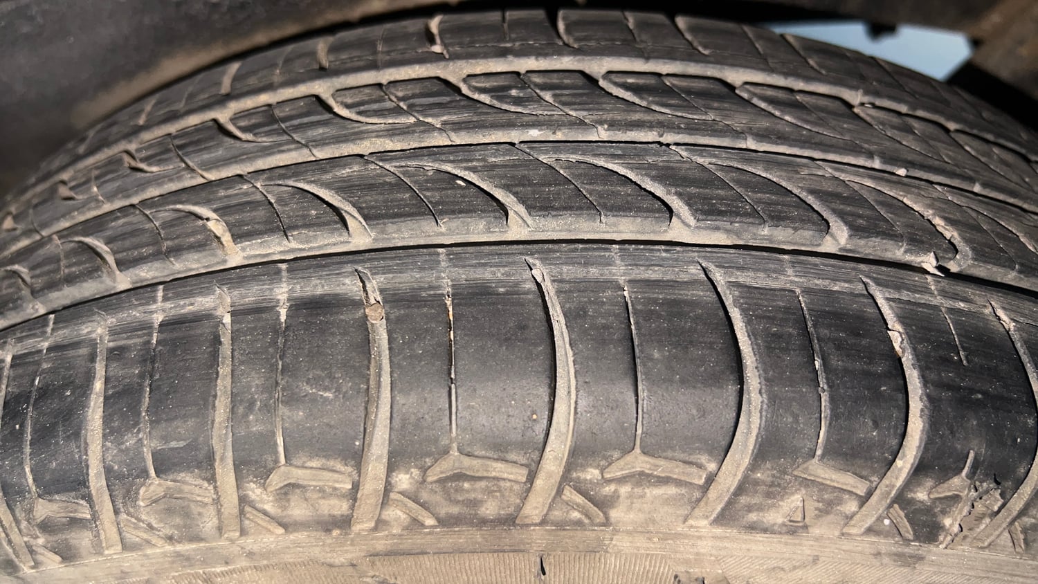 Used 2013 Maruti Suzuki Wagon R VXI Petrol Manual tyres LEFT REAR TYRE TREAD VIEW