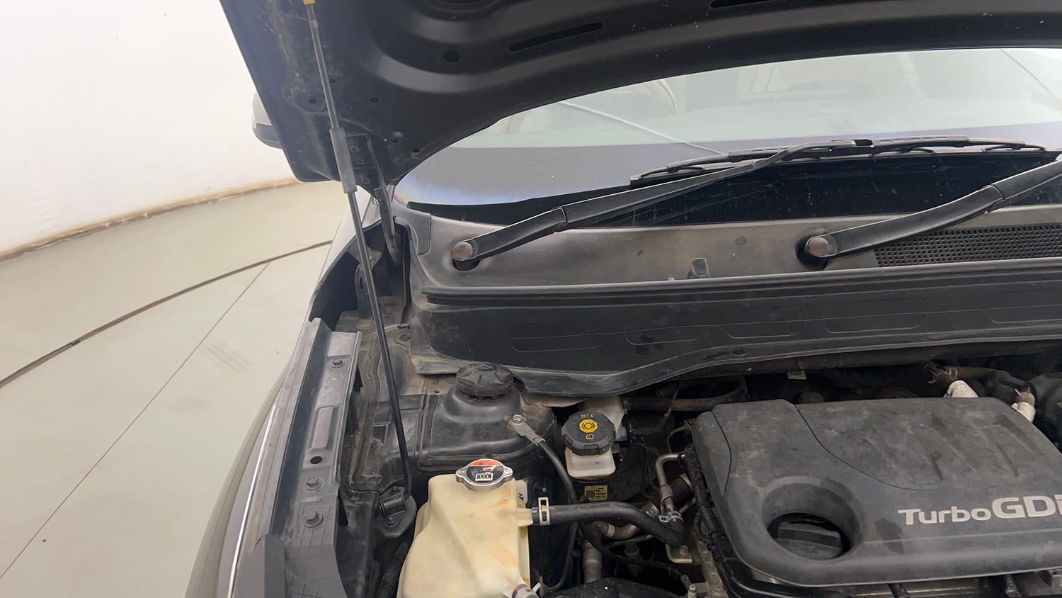 Used 2021 Hyundai Venue SX 1.0 Turbo Petrol Manual engine ENGINE RIGHT SIDE HINGE & APRON VIEW
