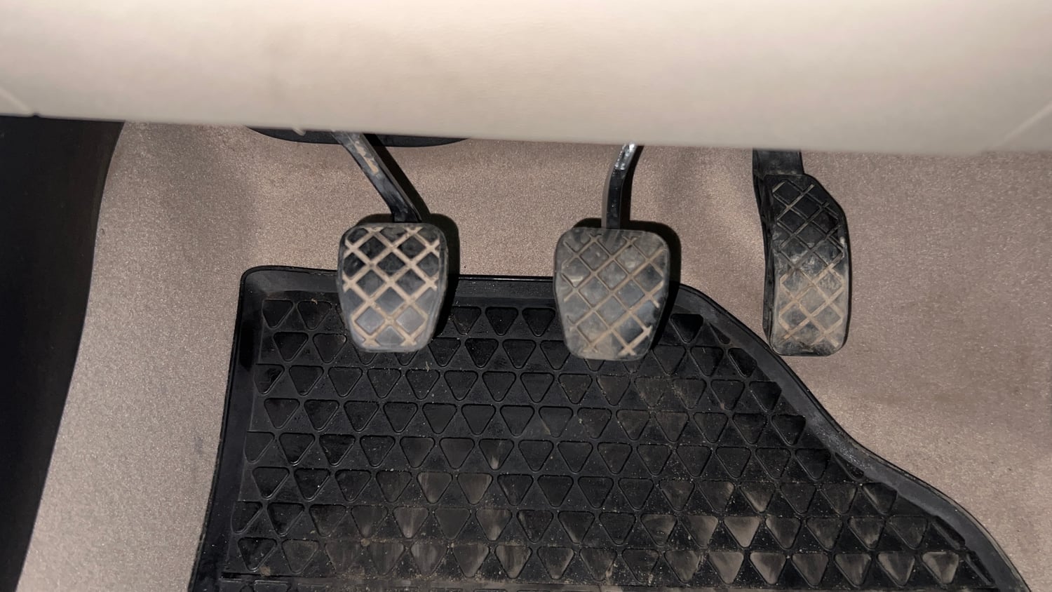 Used 2014 Volkswagen Polo Highline1.2L (P) Petrol Manual interior PEDALS VIEW
