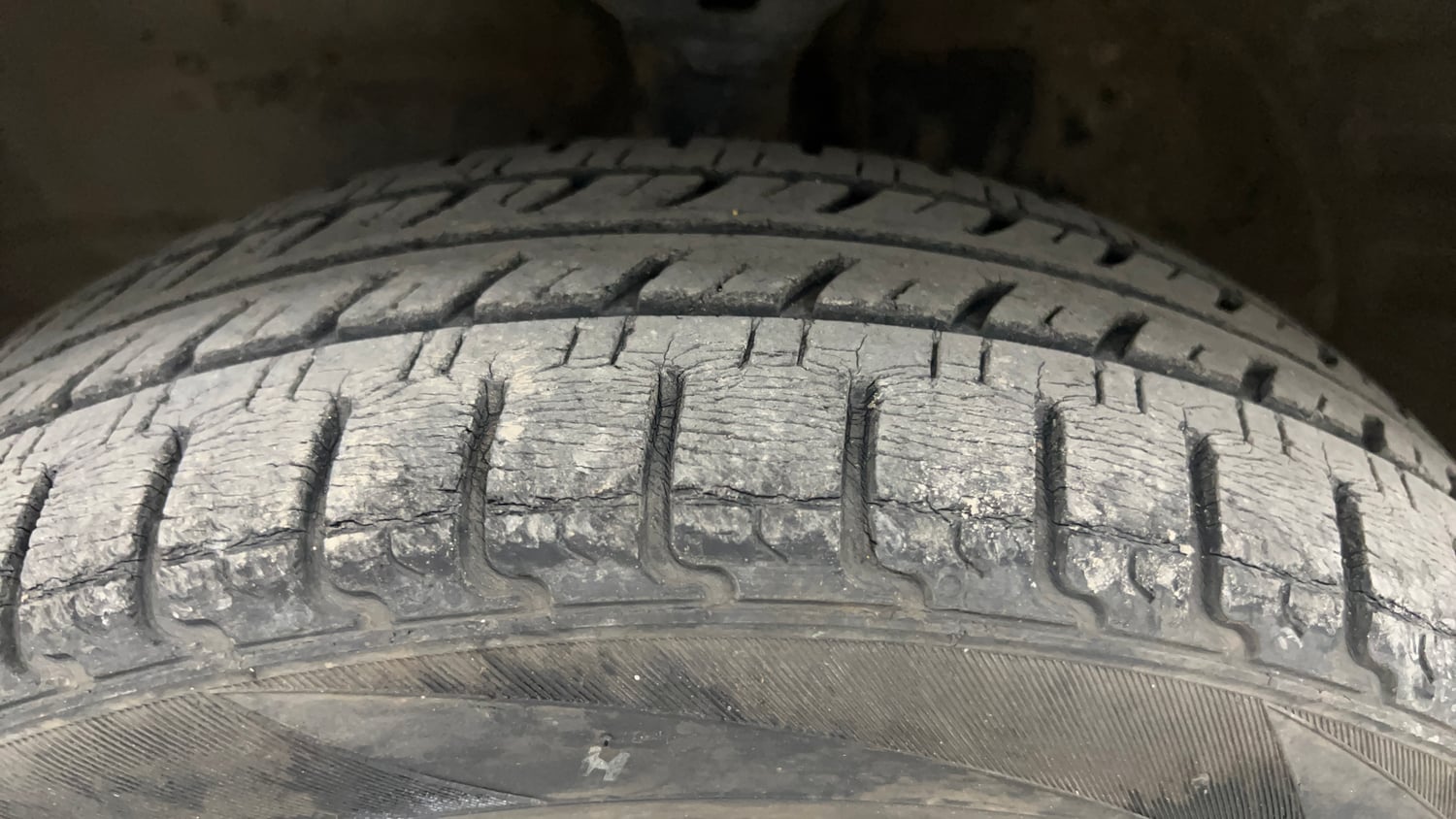 Used 2013 Maruti Suzuki Wagon R VXI Petrol Manual tyres LEFT FRONT TYRE TREAD VIEW