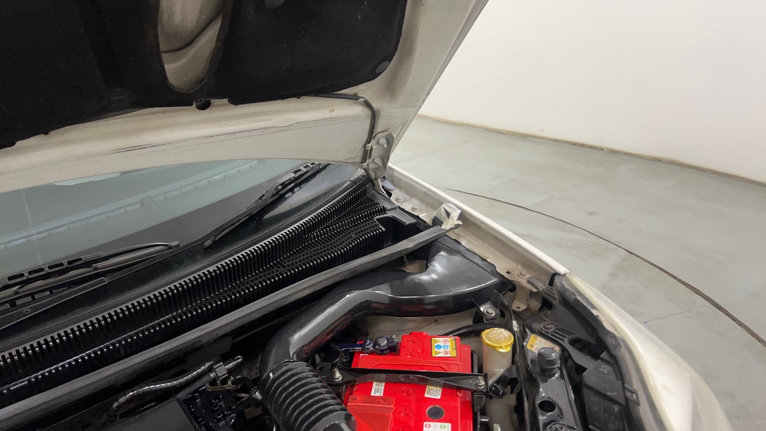 Used 2013 Ford Figo Duratorq Diesel ZXI 1.4 Diesel Manual engine ENGINE LEFT SIDE HINGE & APRON VIEW