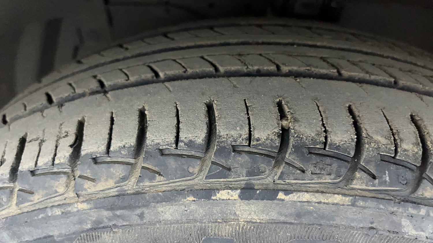 Used 2018 Maruti Suzuki Ciaz Zeta Hybrid 1.5 AT Petrol Automatic tyres LEFT FRONT TYRE TREAD VIEW