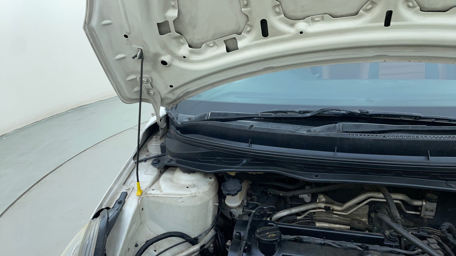 Used 2013 Hyundai i20 Magna (O) 1.2 Petrol Manual engine ENGINE RIGHT SIDE HINGE & APRON VIEW