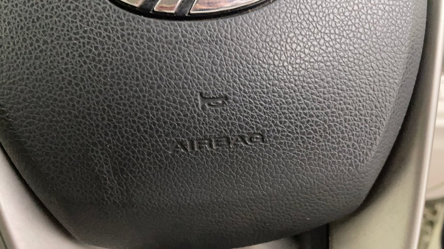 Used 2022 Mahindra XUV 300 W8 (O) 1.5 Diesel AMT Diesel Automatic top_features Airbags