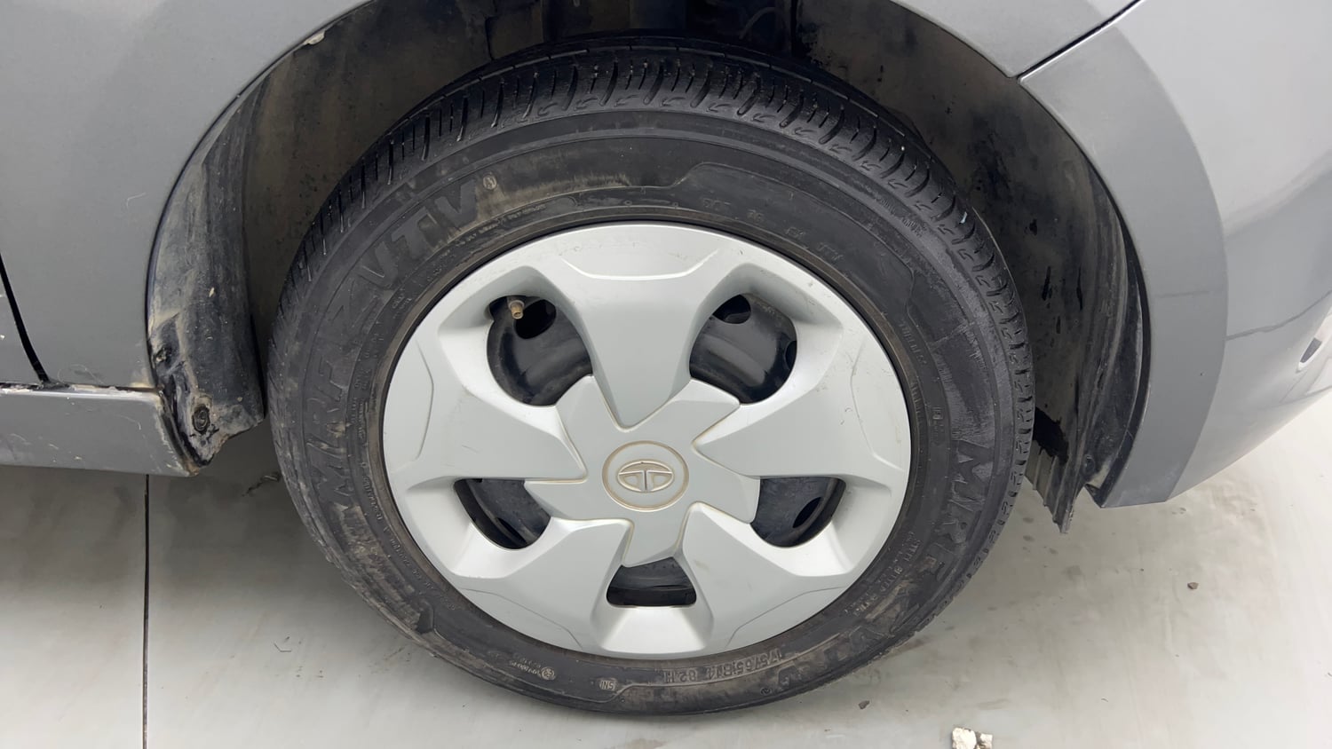 Used 2024 Tata Tigor XM iCNG Cng Manual tyres RIGHT FRONT TYRE RIM VIEW