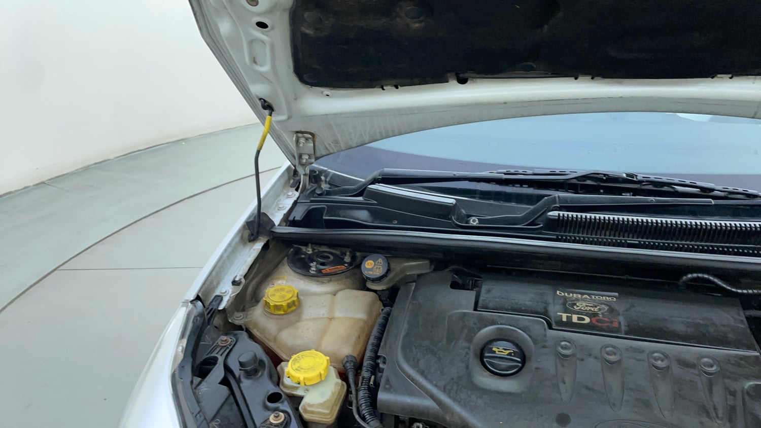 Used 2014 Ford Figo Duratorq Diesel ZXI 1.4 Diesel Manual engine ENGINE RIGHT SIDE HINGE & APRON VIEW