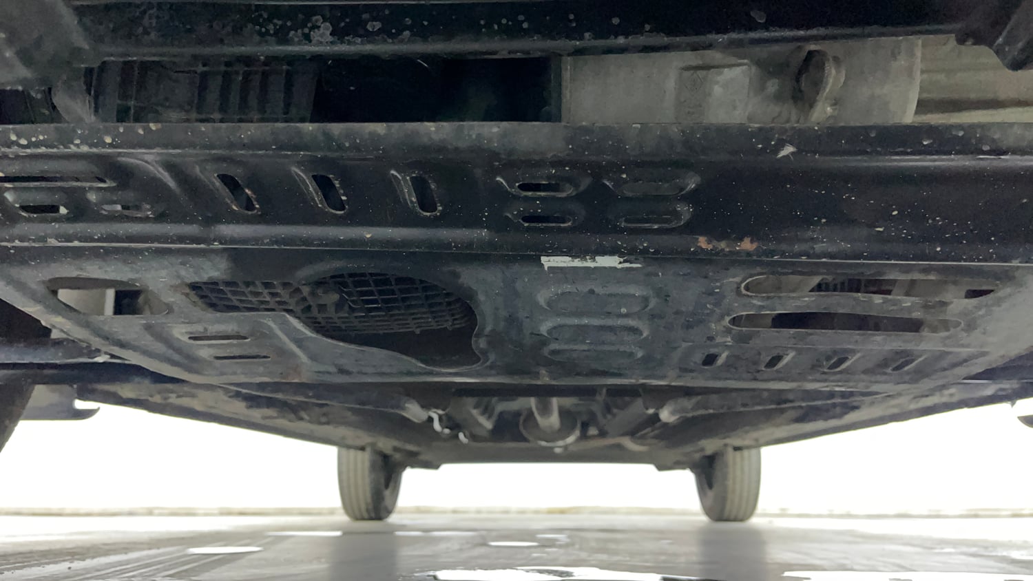 Used 2022 Renault Kwid RXT 1.0 AMT Petrol Automatic extra FRONT LEFT UNDERBODY VIEW