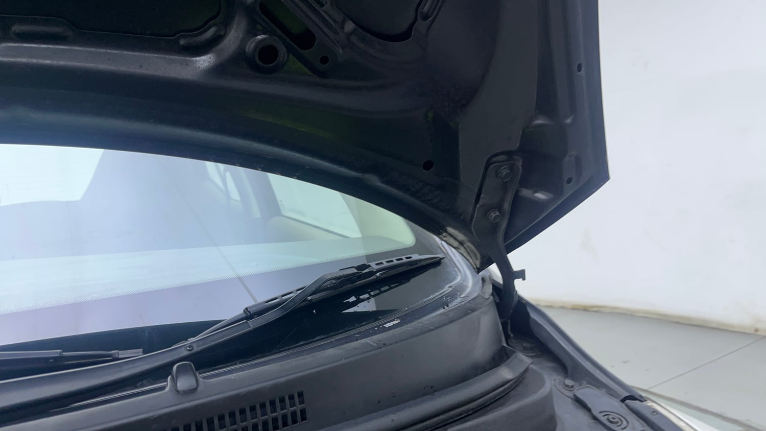Used 2012 Hyundai i10 Sportz 1.2 Kappa2 Petrol Manual engine ENGINE LEFT SIDE HINGE & APRON VIEW