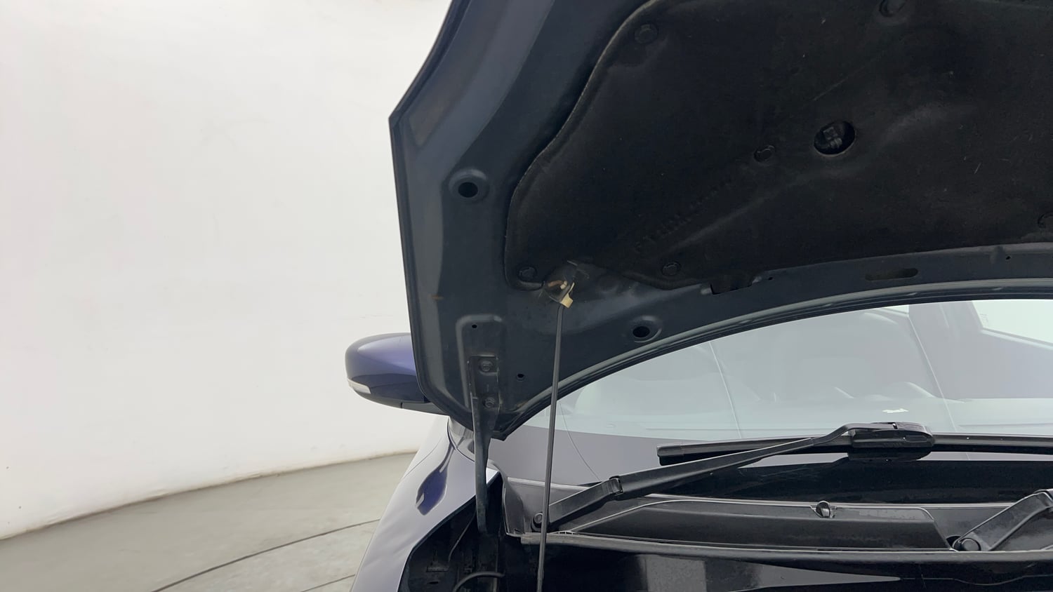 Used 2018 Maruti Suzuki Swift ZXi AMT Petrol Automatic engine ENGINE RIGHT SIDE HINGE & APRON VIEW