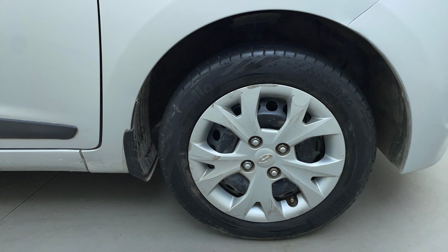 Used 2015 Hyundai Grand i10 Sportz 1.2 Kappa VTVT Petrol Manual tyres RIGHT FRONT TYRE RIM VIEW