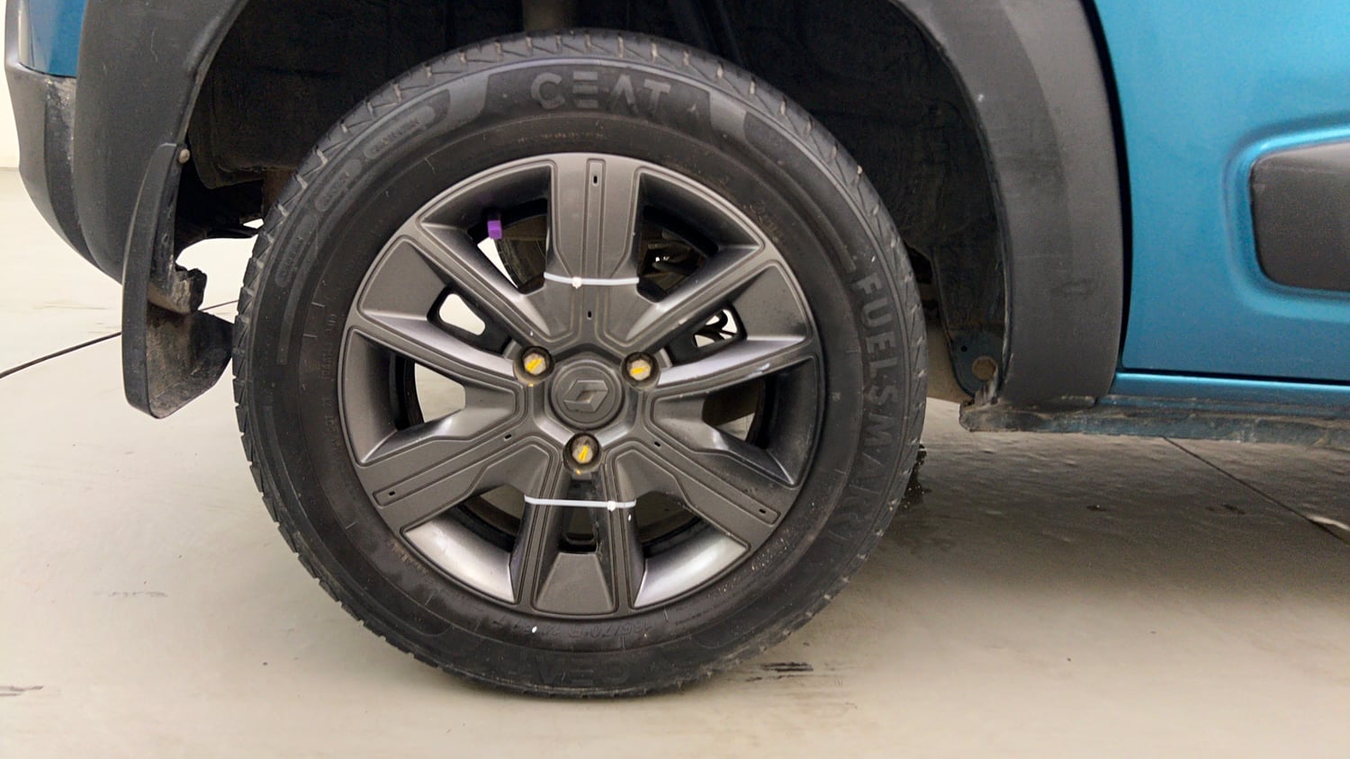 Used 2019 Renault Kwid CLIMBER 1.0 Opt Petrol Manual tyres RIGHT REAR TYRE RIM VIEW