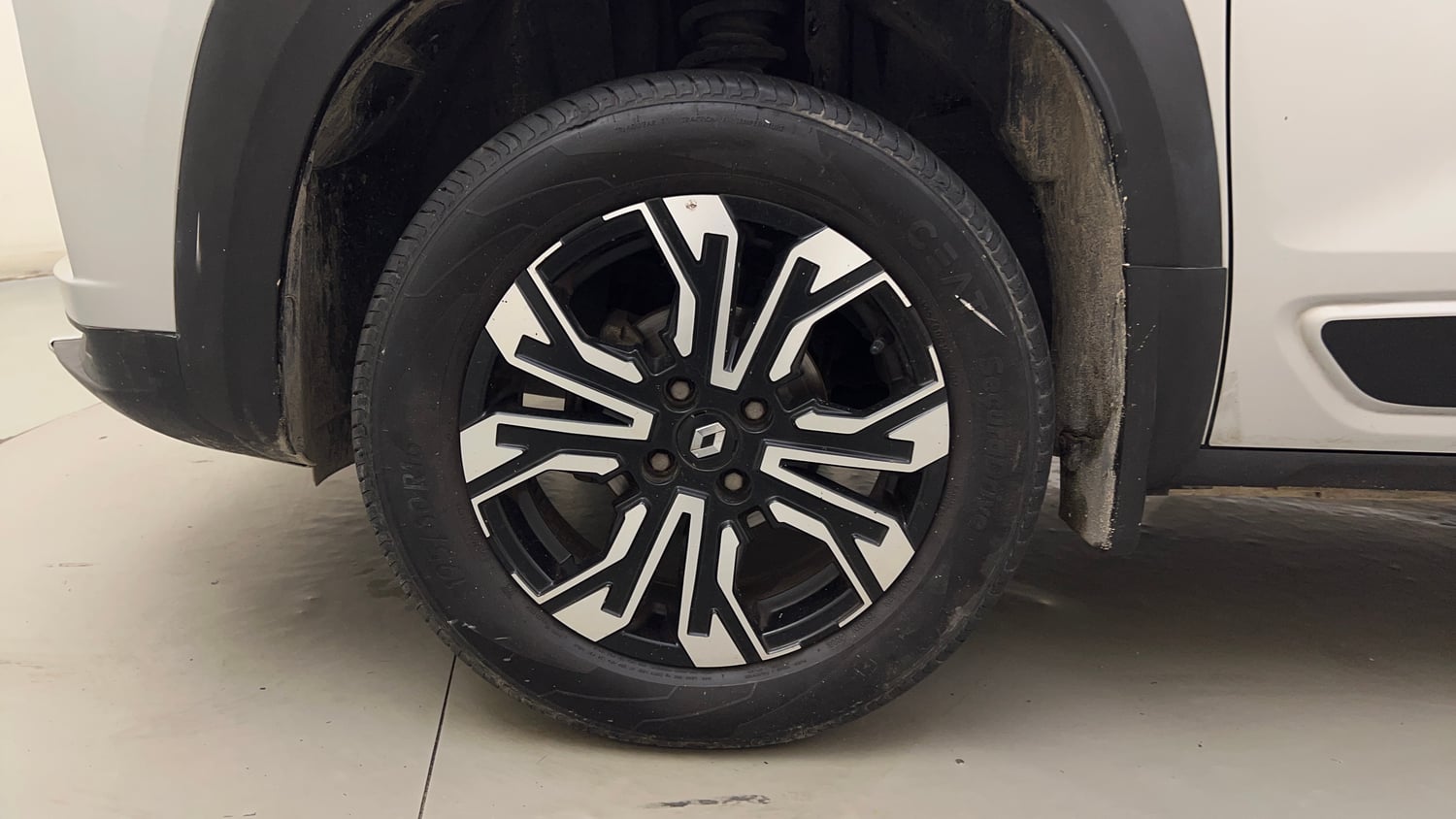 Used 2023 Renault Kiger RXZ MT Petrol Manual tyres LEFT FRONT TYRE RIM VIEW