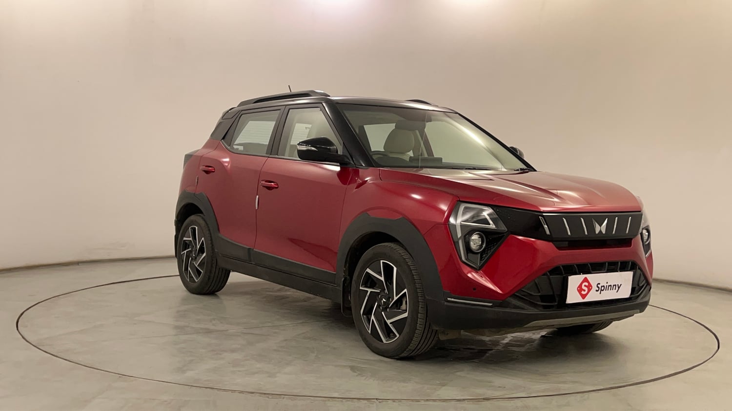 Used 2024 Mahindra XUV 3XO AX7 1.2 Petrol AT Petrol Automatic exterior RIGHT FRONT CORNER VIEW
