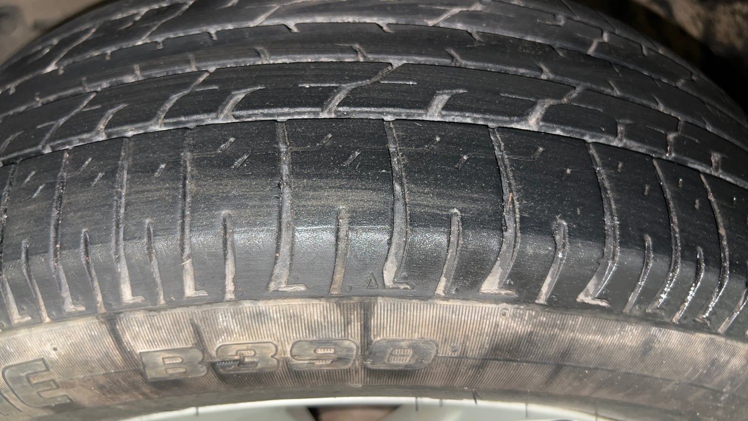Used 2024 Toyota Innova Hycross GX (O) 7 STR Petrol Automatic tyres LEFT FRONT TYRE TREAD VIEW