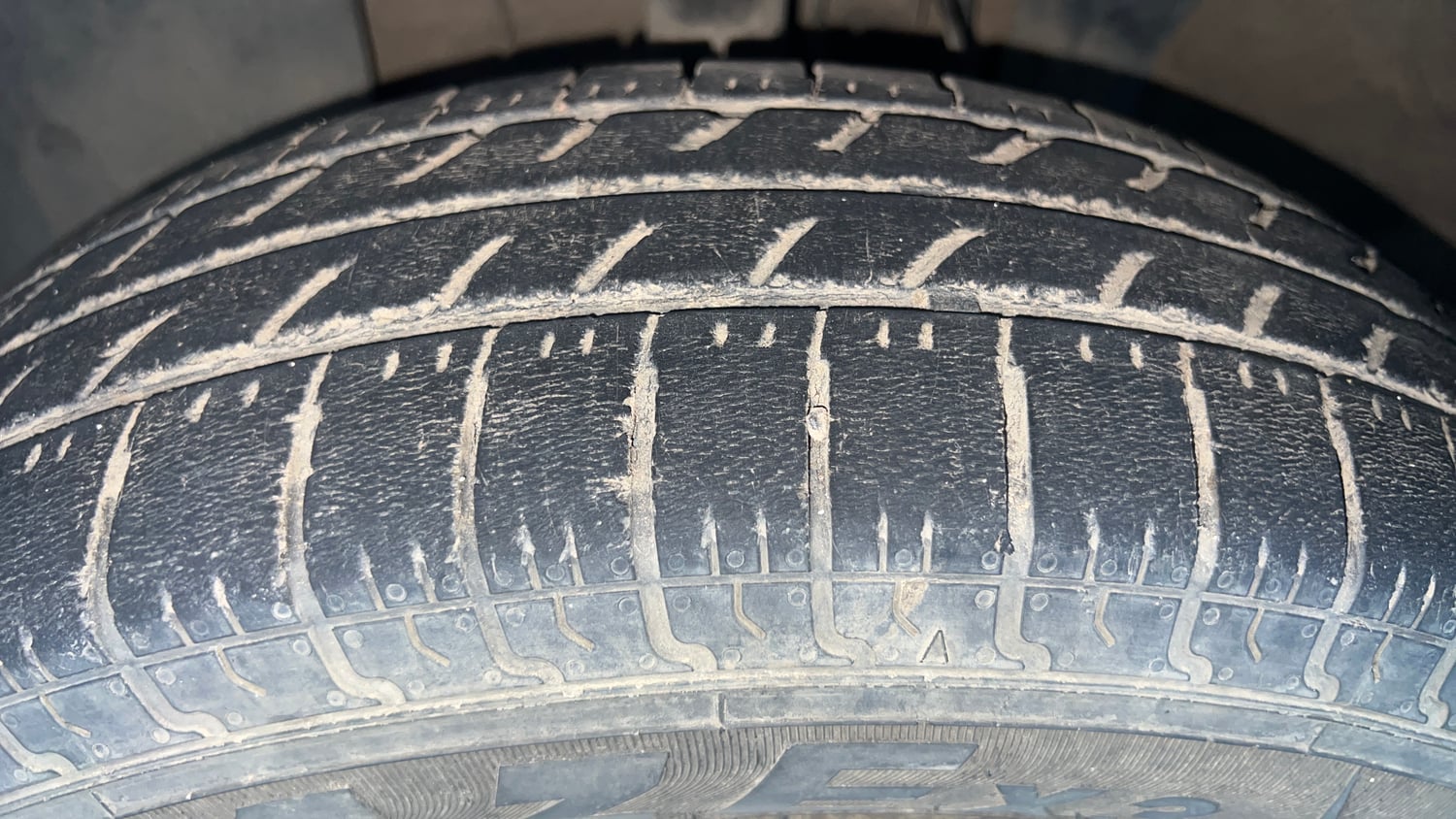 Used 2019 Renault Triber RXE Petrol Manual tyres LEFT FRONT TYRE TREAD VIEW