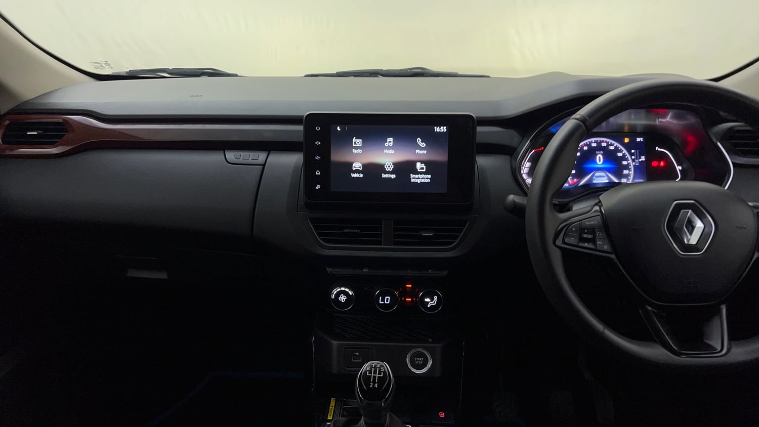Used 2023 Renault Kiger RXZ MT Petrol Manual interior MUSIC SYSTEM & AC CONTROL VIEW